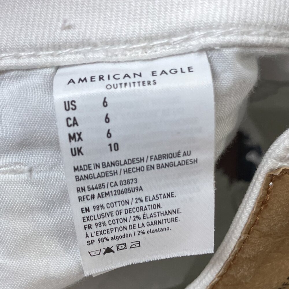American Eagle Size 6 White Distressed Super Stretch High Rise Mom Jean Shorts - Picture 5 of 5